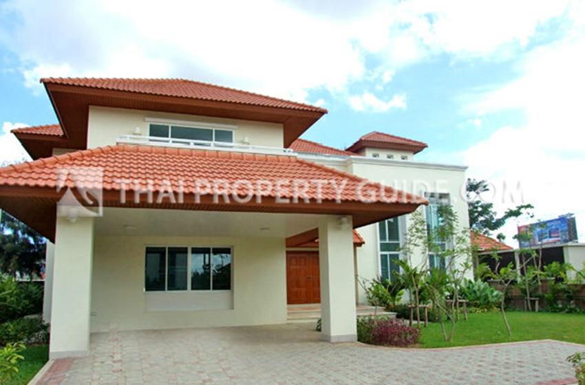 House with Shared Pool in Nichada Thani 