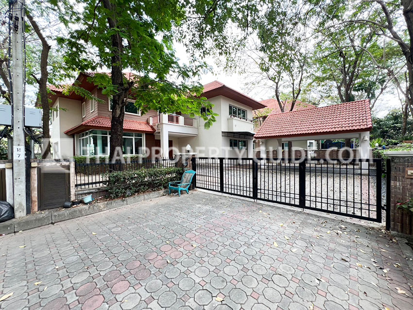 House with Shared Pool for rent in Nichada Thani
