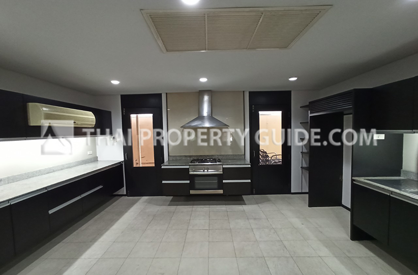 House with Shared Pool in New Petchburi 
