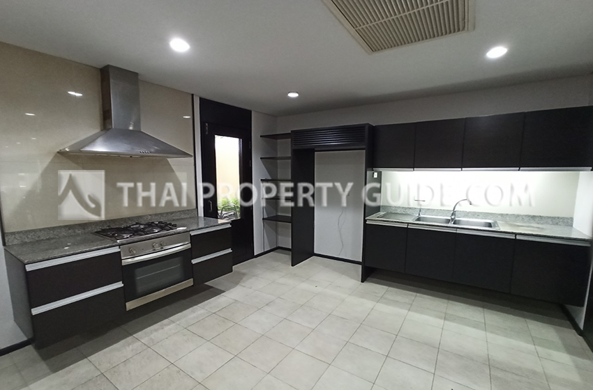 House with Shared Pool in New Petchburi 
