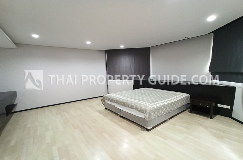 House with Shared Pool in New Petchburi 