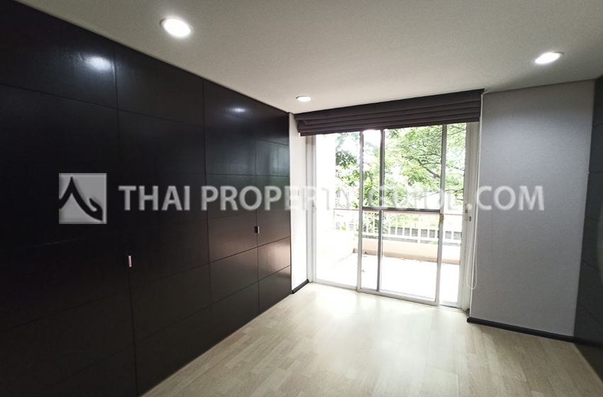 House with Shared Pool in New Petchburi 