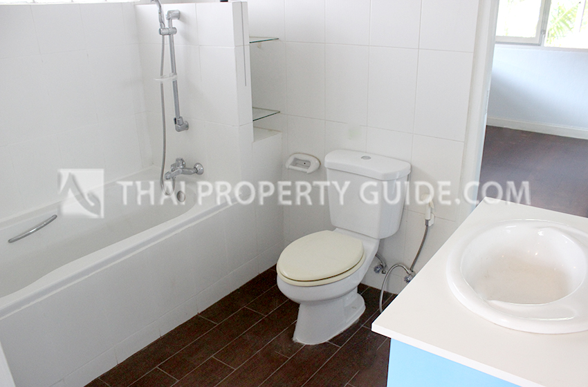 House with Shared Pool in New Petchburi 