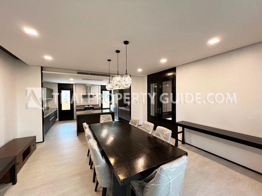 House with Shared Pool in New Petchburi 