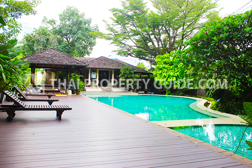House with Shared Pool in New Petchburi 