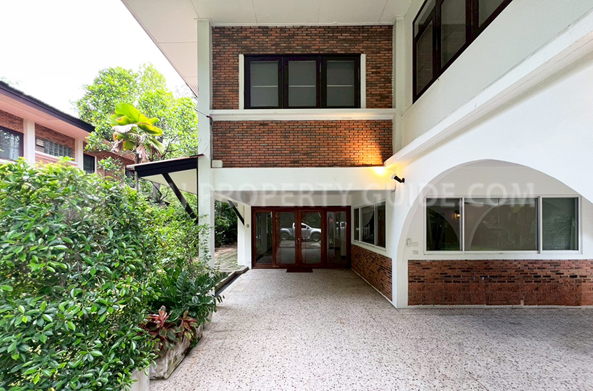 House with Shared Pool in New Petchburi 