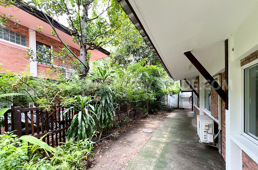 House with Shared Pool in New Petchburi 
