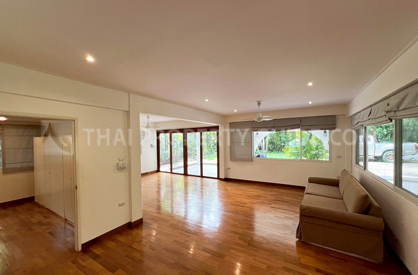 House with Shared Pool in New Petchburi 