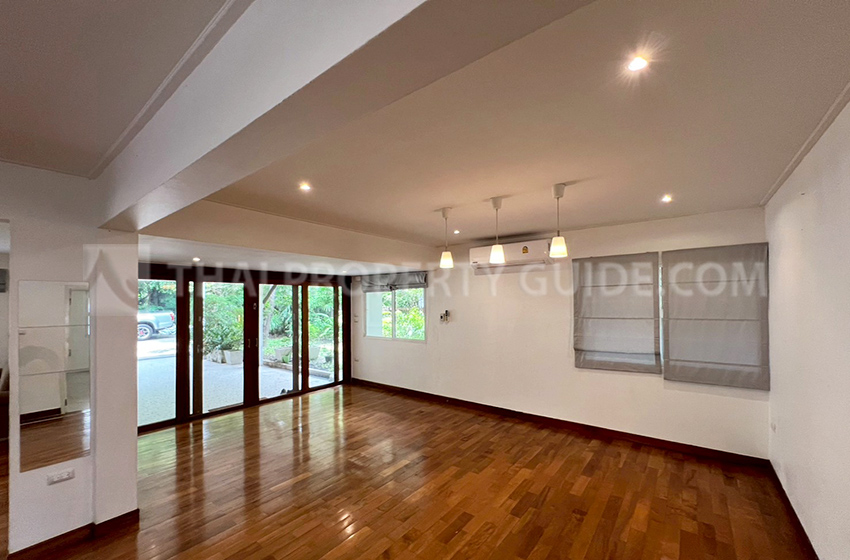 House with Shared Pool in New Petchburi 