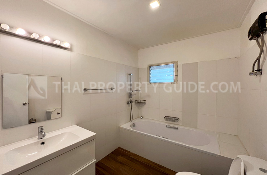 House with Shared Pool in New Petchburi 