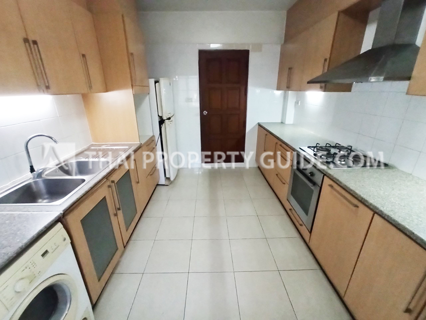 House with Shared Pool in New Petchburi 