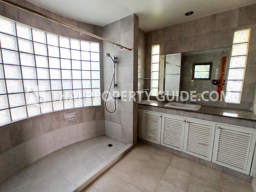 House with Shared Pool in New Petchburi 