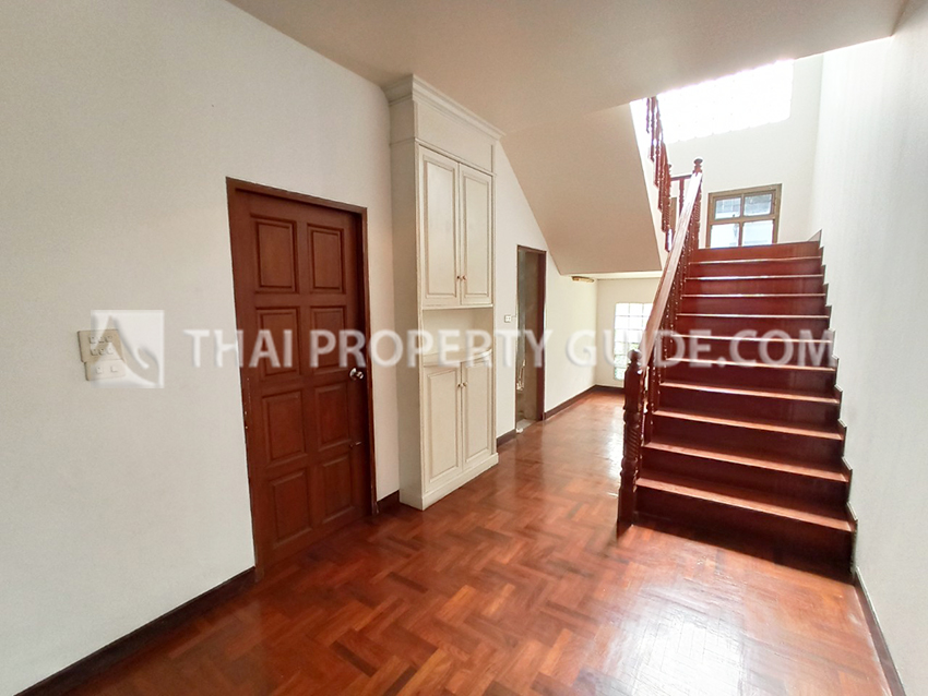 House with Shared Pool in New Petchburi 