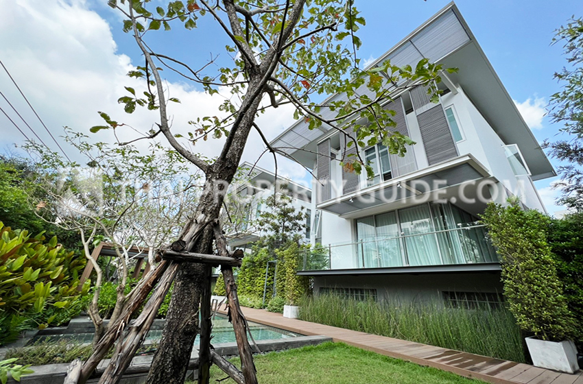 House with Shared Pool in New Petchburi 
