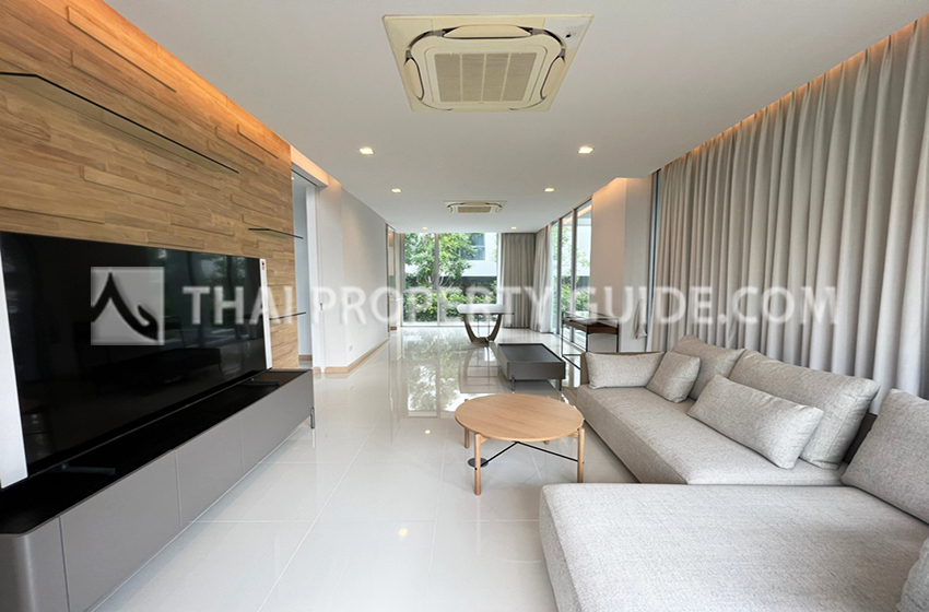 House with Shared Pool in New Petchburi 