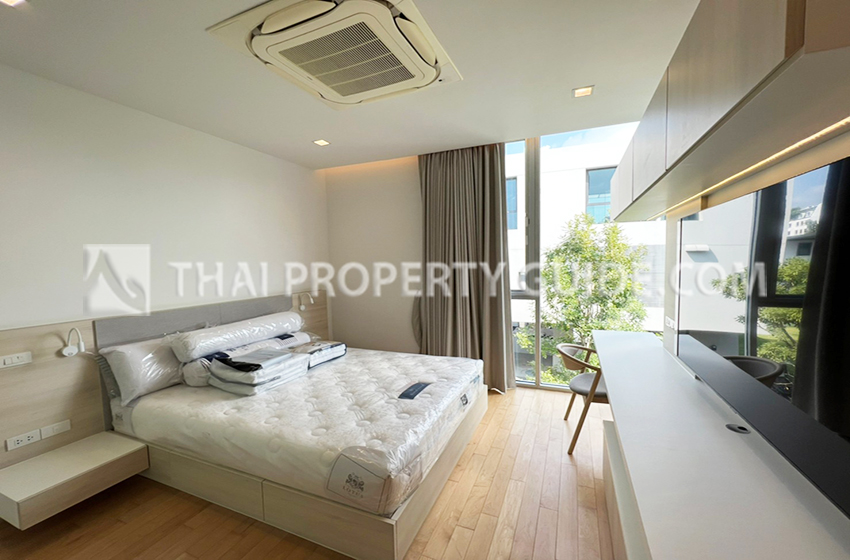 House with Shared Pool in New Petchburi 