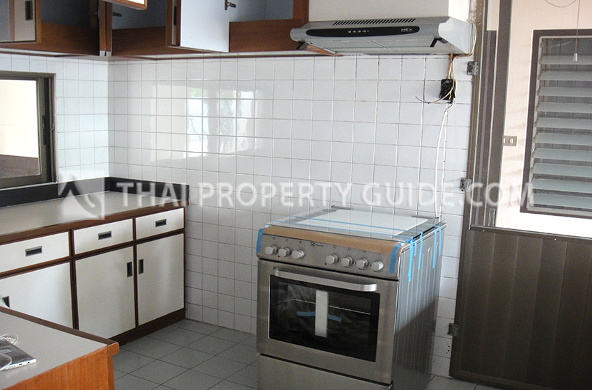House with Shared Pool in Phaholyothin 