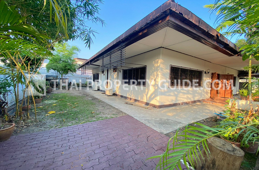 House with Shared Pool in Phaholyothin 
