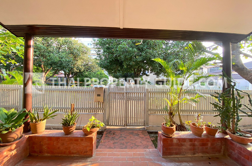 House with Shared Pool in Phaholyothin 