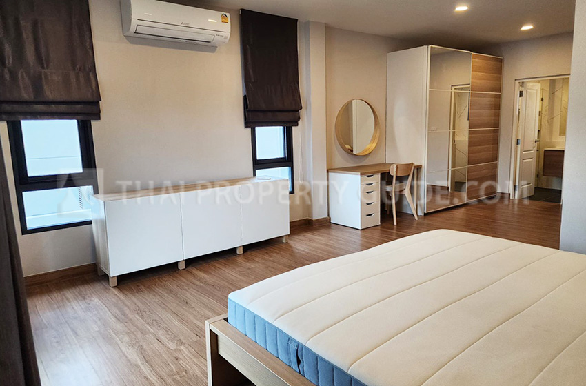House with Shared Pool in Phaholyothin 