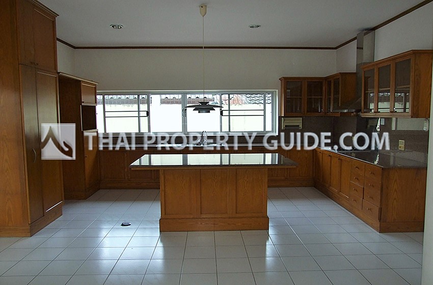 House with Shared Pool in Pattanakarn : Panya Village On-Nut 