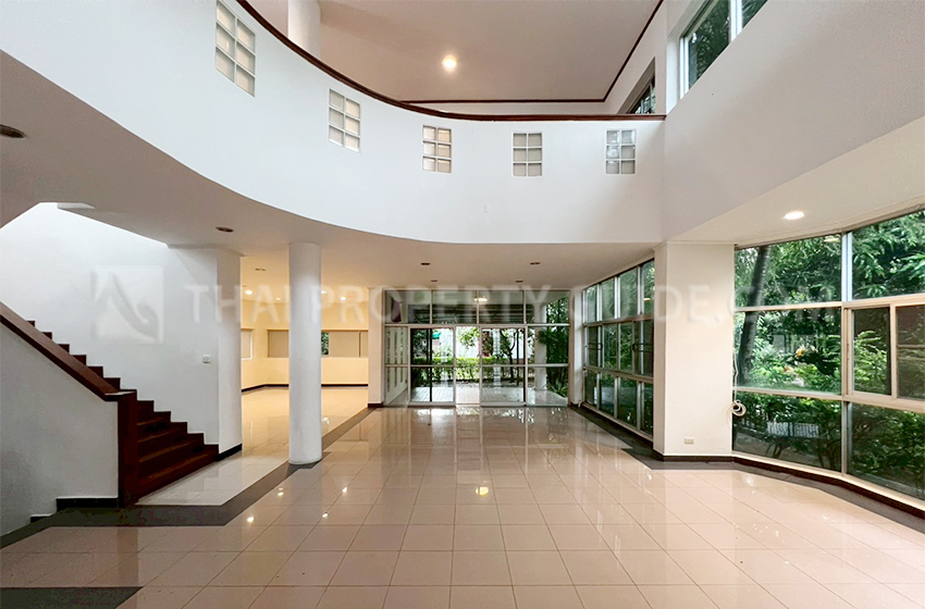 House with Shared Pool in Pattanakarn : Panya Village On-Nut 