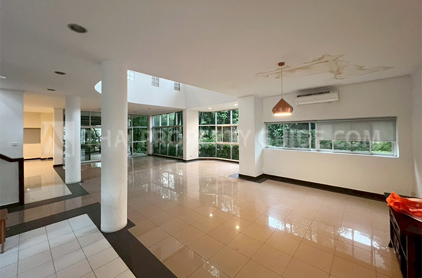 House with Shared Pool in Pattanakarn : Panya Village On-Nut 