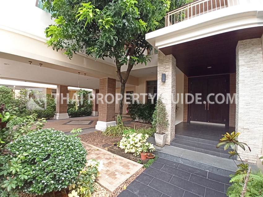 House with Shared Pool in Pattanakarn 