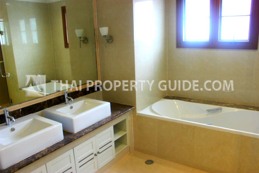 House with Shared Pool in Pattanakarn 