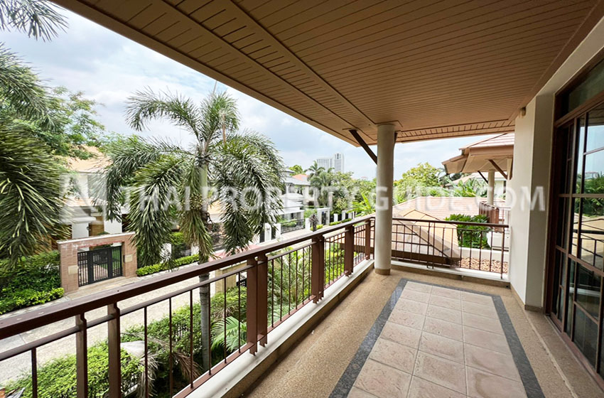 House with Shared Pool in Pattanakarn 