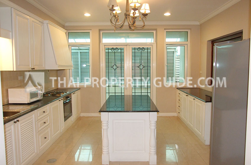 House with Shared Pool in Ploenchit 