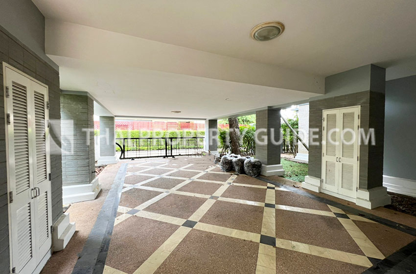 House with Shared Pool in Pattanakarn 