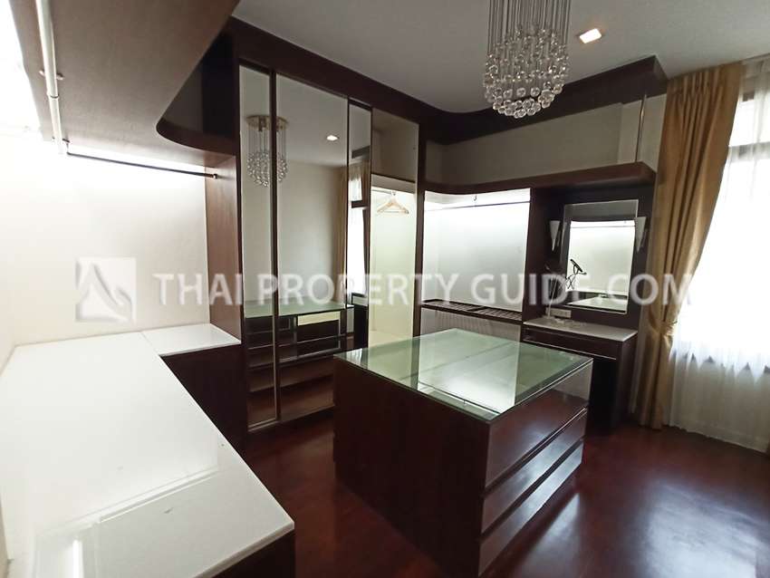 House with Shared Pool in Pattanakarn 