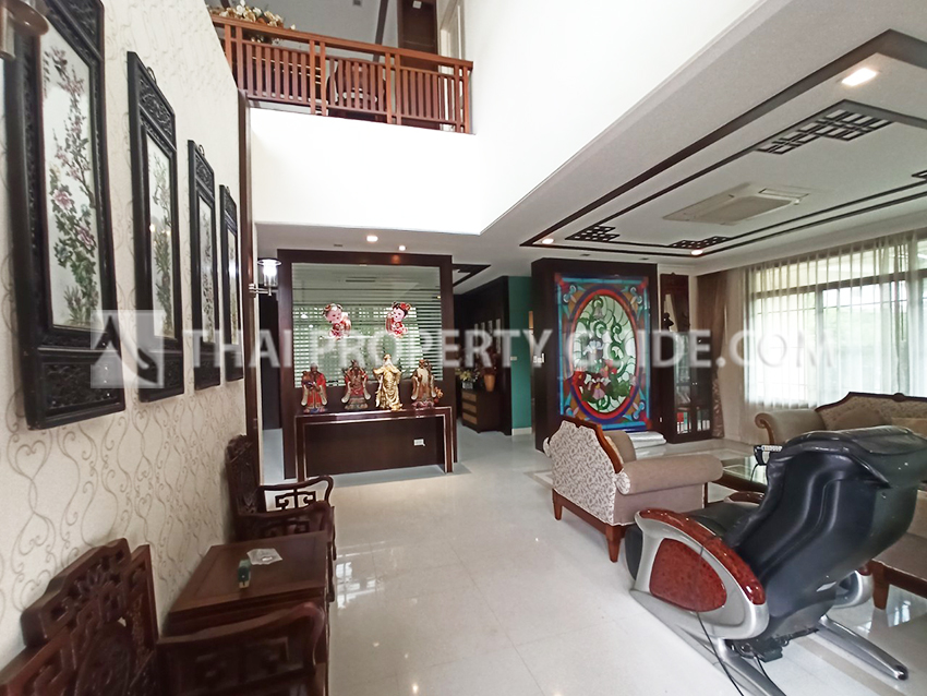 House with Shared Pool in Pattanakarn 