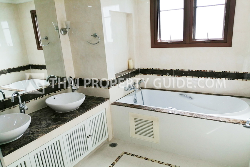 House with Shared Pool in Pattanakarn 