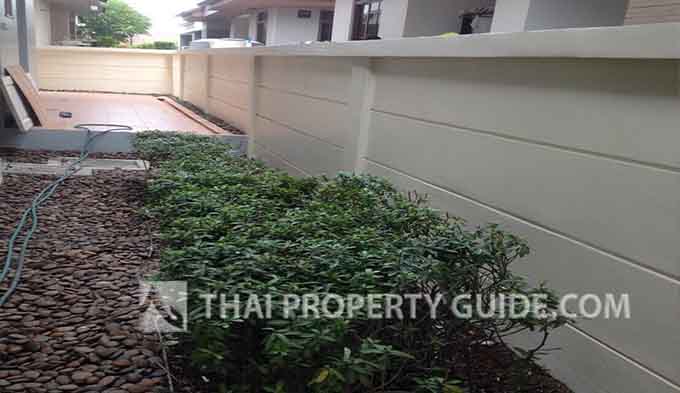 House with Shared Pool in Pattanakarn 