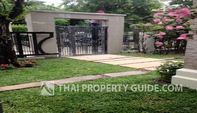 House with Shared Pool in Pattanakarn 