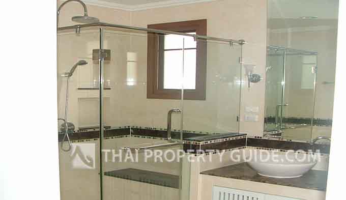 House with Shared Pool in Pattanakarn 