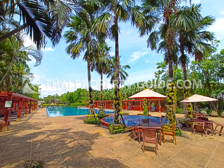 House with Shared Pool in Pattanakarn 