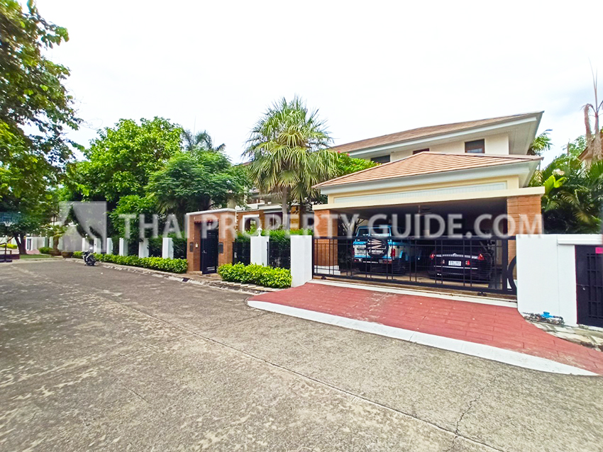 House with Shared Pool for rent in Pattanakarn