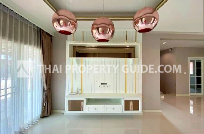 House with Shared Pool in Pattanakarn 