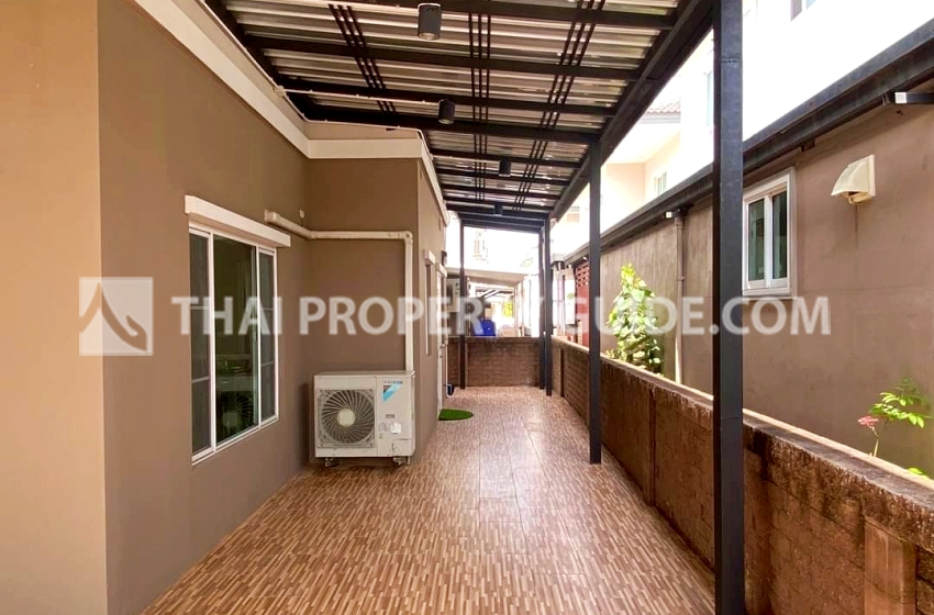 House with Shared Pool in Pattanakarn 