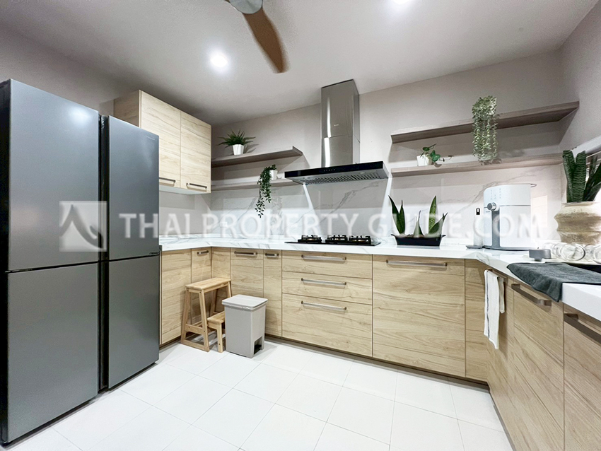 House with Shared Pool in Pattanakarn 