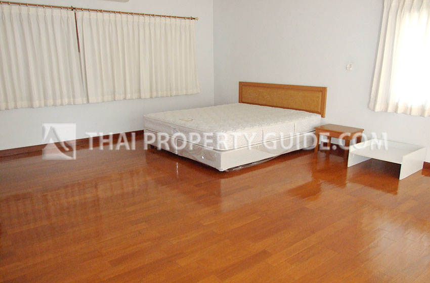 House with Shared Pool in Ramkhamhaeng 