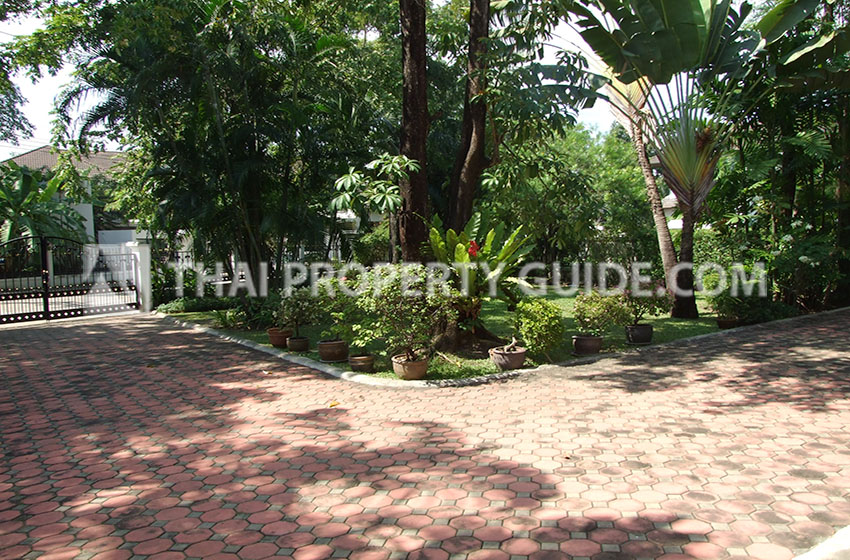 House with Shared Pool in Ramkhamhaeng 
