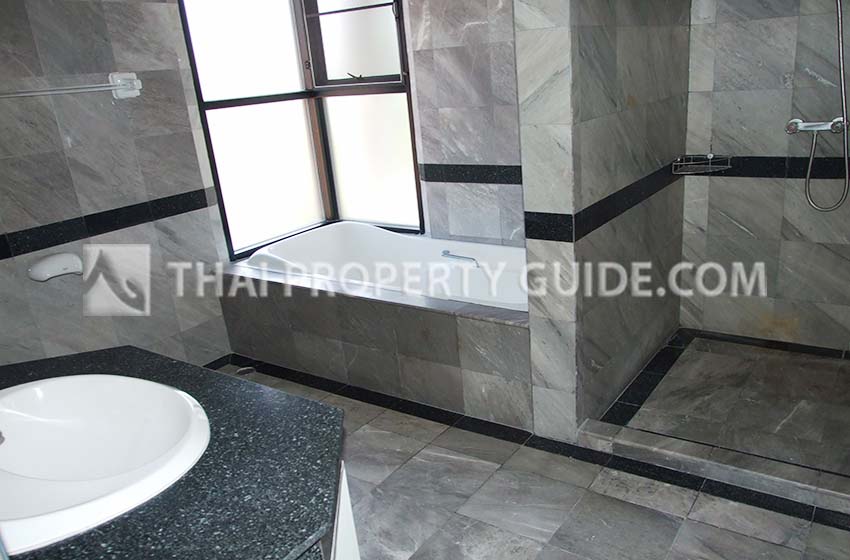 House with Shared Pool in Ramkhamhaeng 