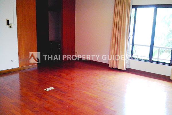 House with Shared Pool in Ramkhamhaeng 