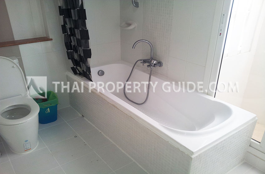 House with Shared Pool in Ramkhamhaeng 