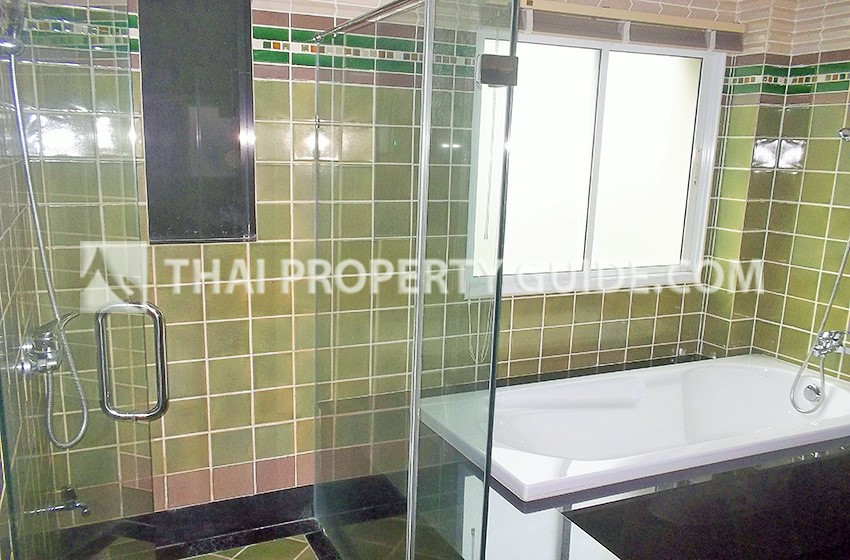 House with Shared Pool in Ramkhamhaeng 