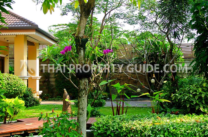 House with Shared Pool in Ramkhamhaeng 